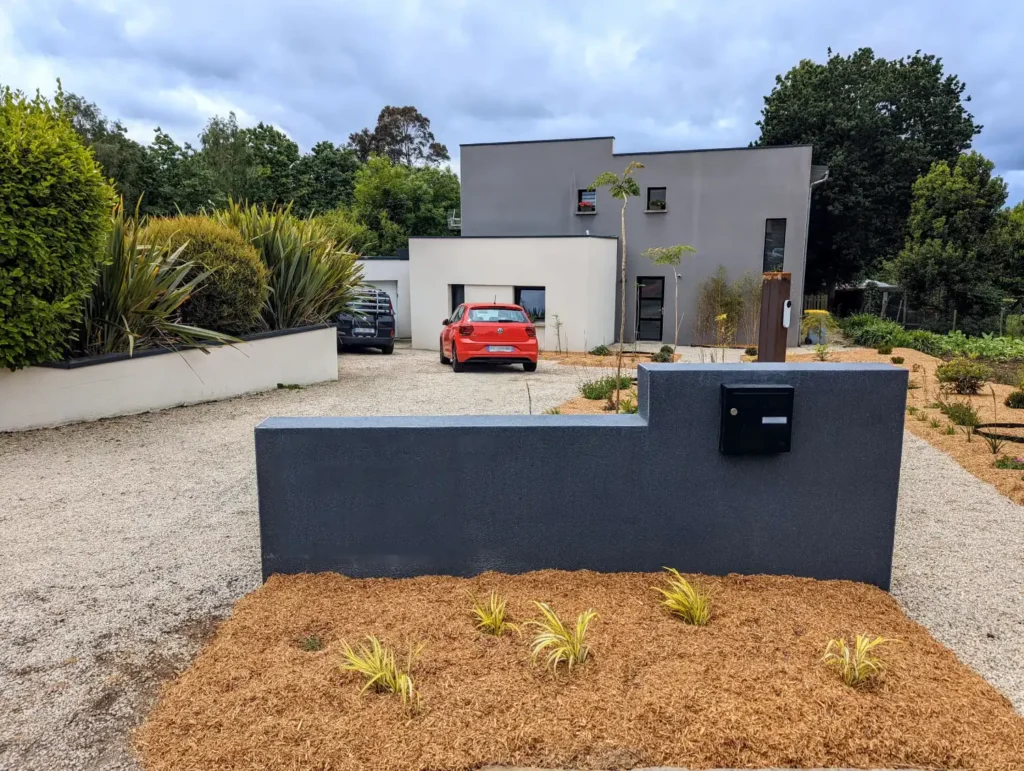 Aménagement paysager terminé avec plantation et paillage à Lannion, réalisé par les Établissements Rochelle