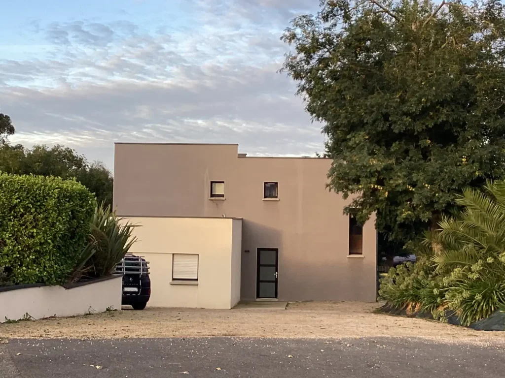 Vue d’un jardin avant l’intervention paysagère des Établissements Rochelle dans le Trégor