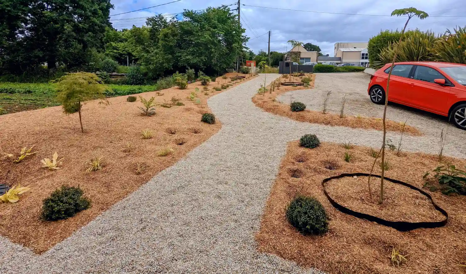 rochelle-creation-entretien-elagage-abattage-paysagiste-lannion-tregor-cotes-darmor-amenagement-plantation Aménagement paysager avec allée en gravier et plantations réalisé par les Établissements Rochelle dans le Trégor