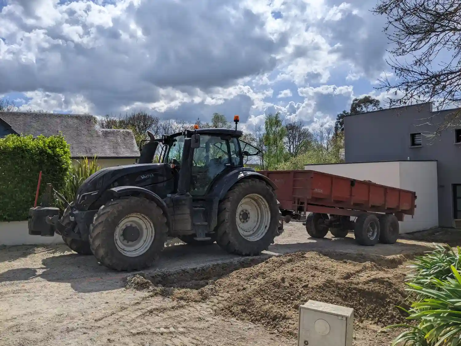 rochelle-creation-entretien-elagage-abattage-paysagiste-lannion-tregor-cotes-darmor-amenagement-travaux-tracteur Travaux d’aménagement paysager réalisés par les Établissements Rochelle dans le Trégor avec un tracteur et remorque en intervention sur un chantier résidentiel