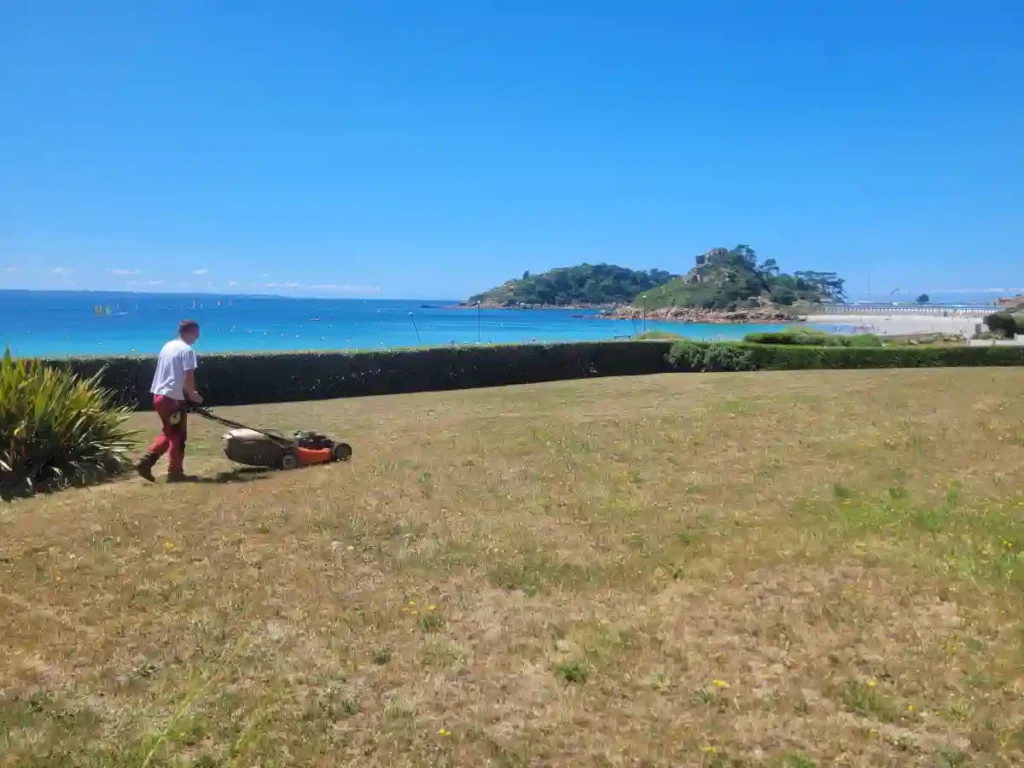 Tonte de pelouse avec vue sur la mer – Réalisation des Établissements Rochelle, paysagiste à Lannion